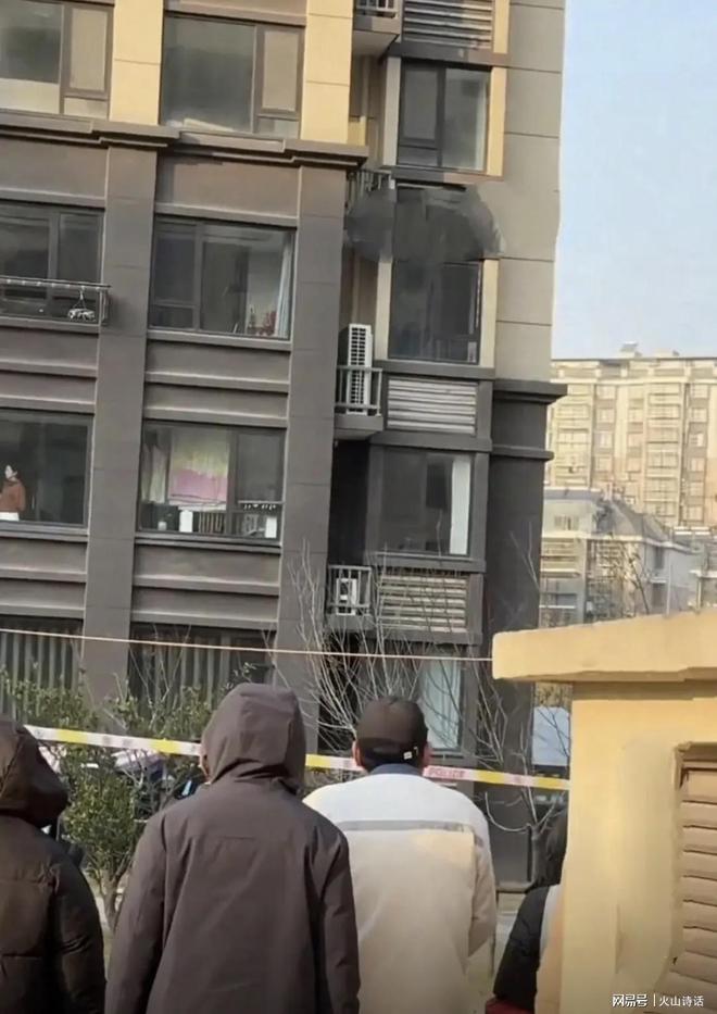 主在自家6楼阳台晒被褥时一不小心坠亡…k8凯发马竞赞助太惨了！网传南通一业(图1)