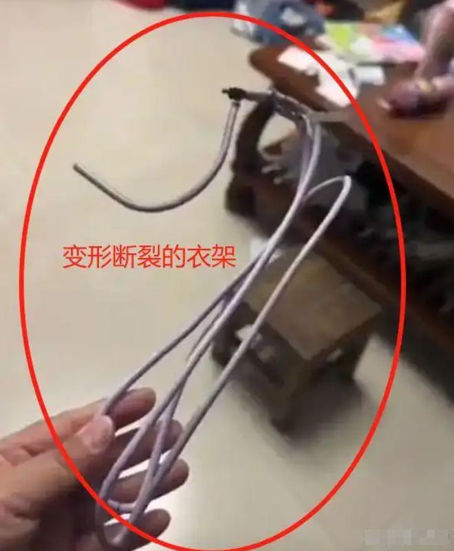 群令人窒息的7分钟要求老师放弃周微凯发一触即发“衣架都打变形了”家长